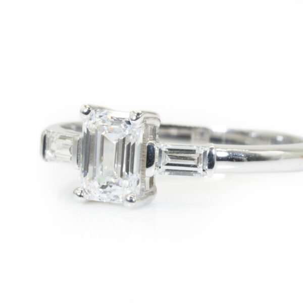 טבעת אירוסין יהלומים חיתוך אמרלד 0.70 קראט עם צמד באגטים