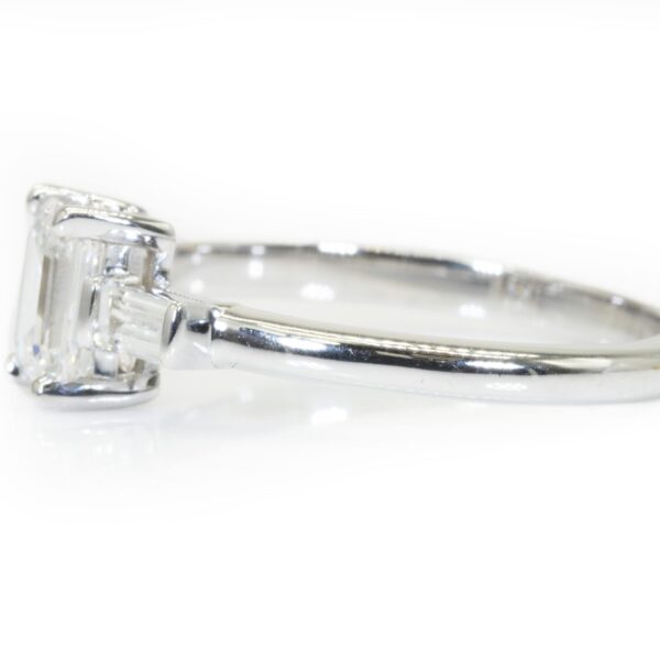 טבעת אירוסין אמרלד 3 יהלומים יהלום באיכות D IF