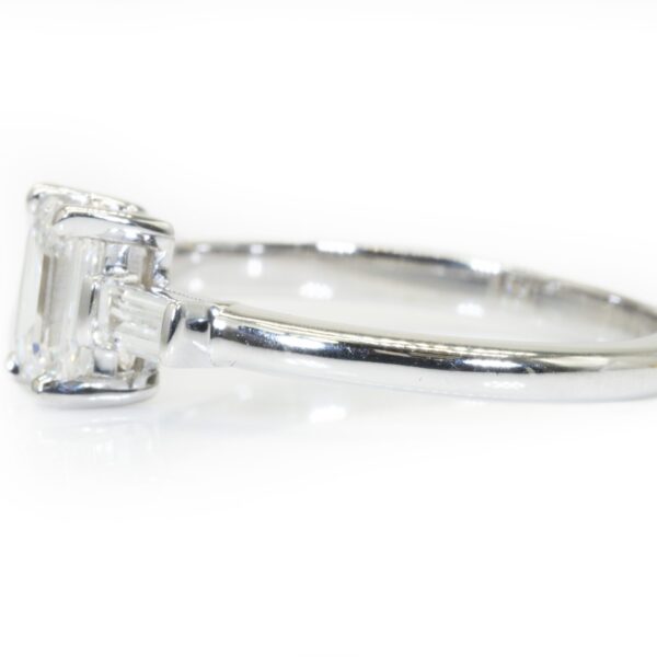 טבעת אירוסין יהלומים חיתוך אמרלד 0.70 קראט עם צמד באגטים