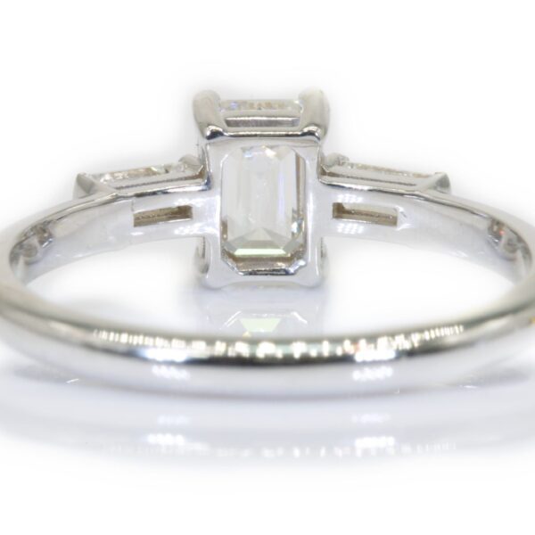 טבעת מזהב לבן משובצת 3 יהלומים לאישה