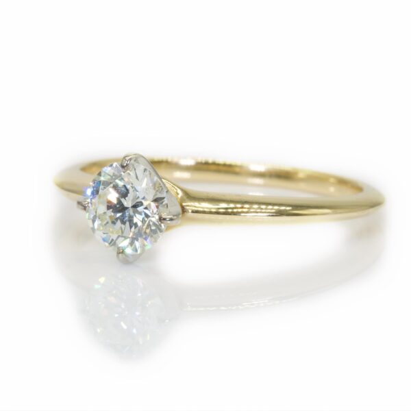 טבעת אירוסין סוליטר זהב צהוב בשיבוץ אבן אחת