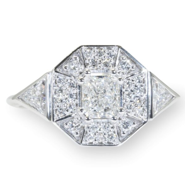 טבעת אירוסין רחבה בשיבוץ אבן מרכזית ואבני צד זהב לבן יהלום קושן ואבני צד