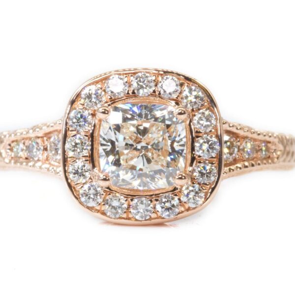 טבעת אירוסין עבה מזהב אדום בשיבוץ אבן קושן אחת ואבני צד עגולות