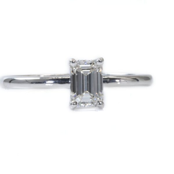 טבעת אירוסין מזהב לבן משובצת אבן אחת בליטוש אמרלד