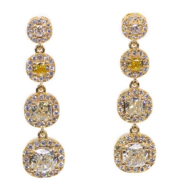 עגילי יהלום מיוחדים מזהב צהוב בשיבוץ יהלומים צבעוניים ולבנים בליטוש קושן ואבני צד עגולות