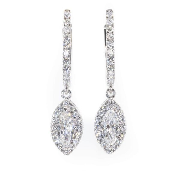 עגילי יהלומים תלויים בשיבוץ יהלום מרקיזה עם הילת יהלומים קטנים מזהב לבן