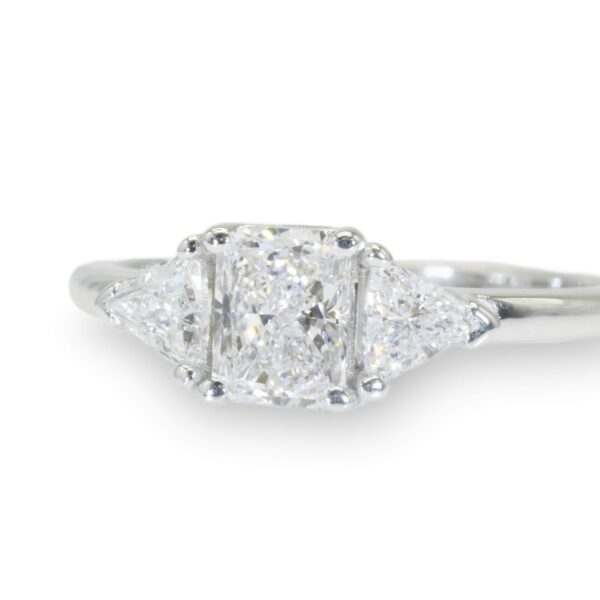 טבעת אירוסין מזהב לבן משובצת יהלומי צד משולשים ויהלום מרכזי בליטוש רדיאנט