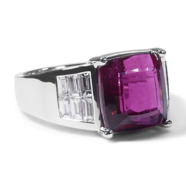 טבעת אבן חן גדולה