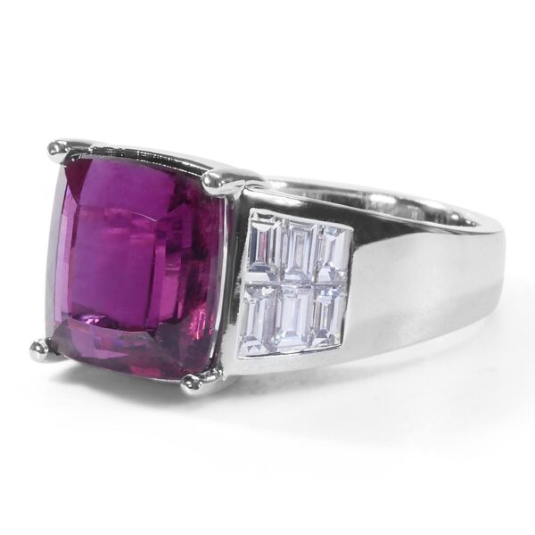 טבעת אבן חן גדולה