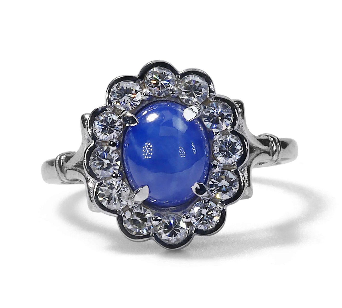 טבעת ספיר עם יהלומים בעיצוב מיוחד