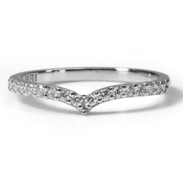 טבעת דקה יהלום שורה בצורת וי זהב לבן