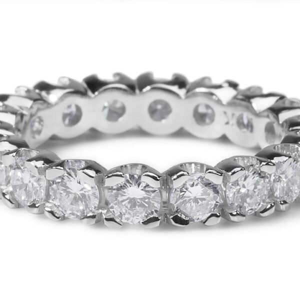 טבעת אירוסין עגולה מזהב לבן בשיבוץ יהלומים עגולים