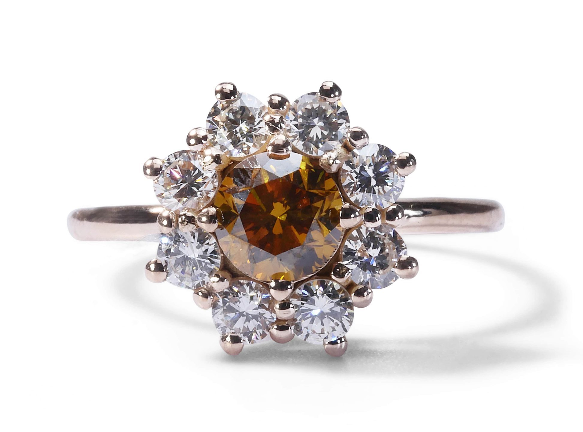 טבעת אירוסין פרח משובצת יהלומים עגולים טבעיים בצבע לבן וחום כתמתם מזהב אדום