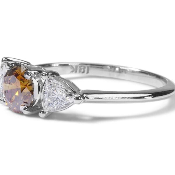 טבעת אירוסין מזהב לבן בשילוב אבני חן