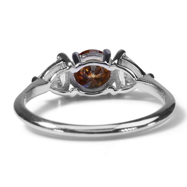 טבעת אירוסין מזהב לבן בשילוב אבני חן