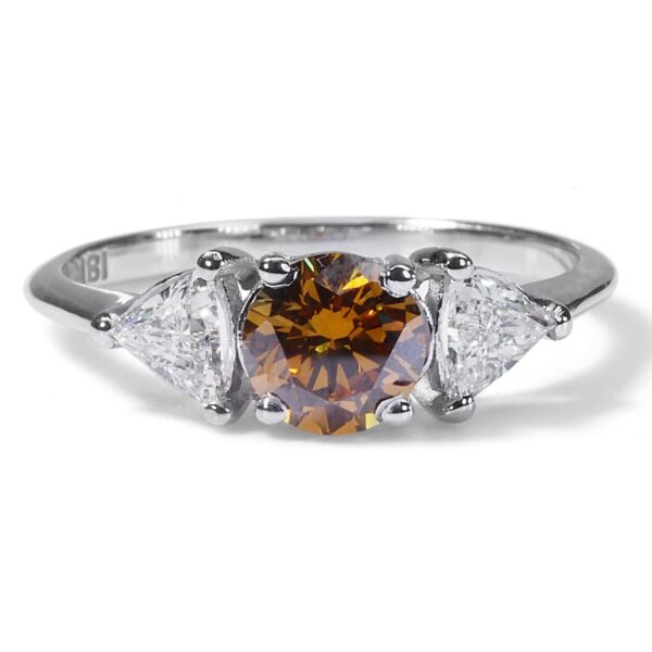 טבעת אירוסין מזהב לבן בשילוב אבן חן מרכזית ויהלומי צד