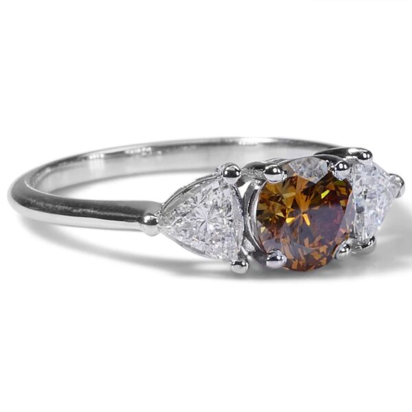 טבעת אירוסין מזהב לבן בשילוב אבני חן