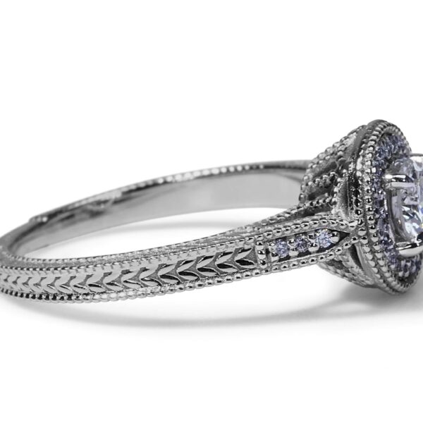 טבעת אירוסין מזהב לבן בשיבוץ יהלום עגול