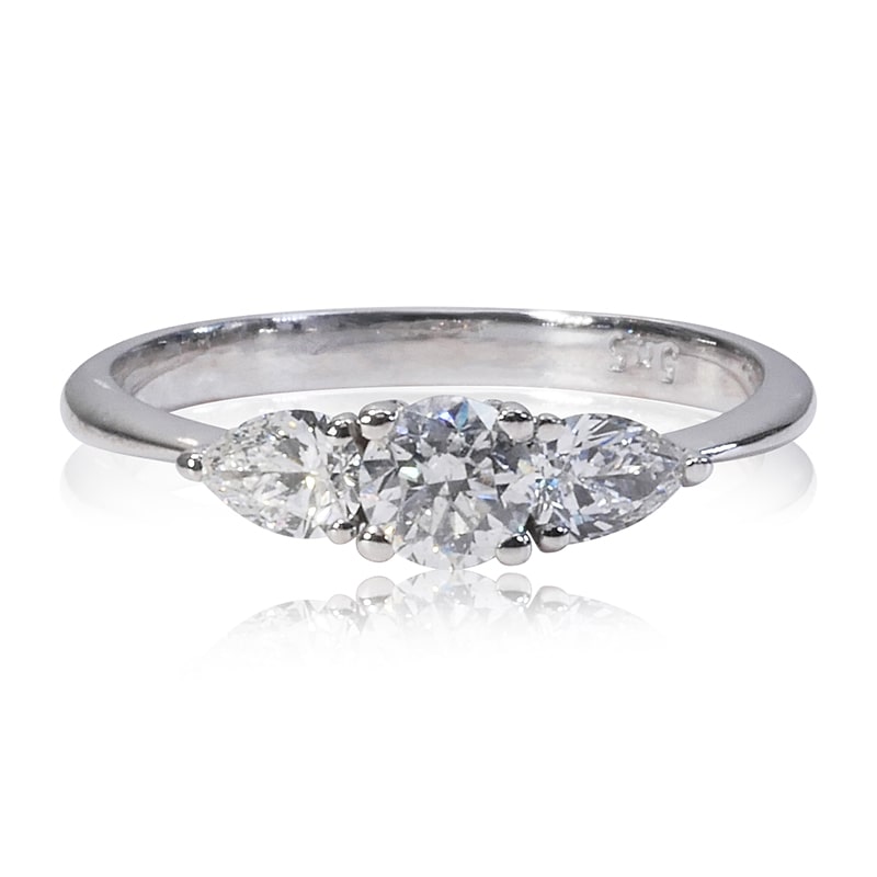 טבעת אירוסין 3 יהלומים זהב לבן יהלום עגול ואבני צד בצורת טיפה