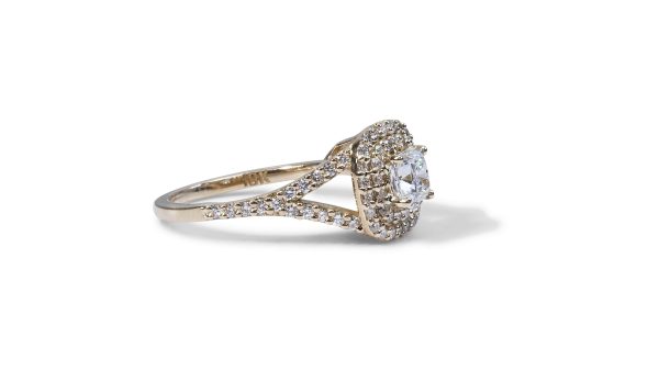טבעת אירוסין יהלום קושן עם הילה כפולה של יהלומים קטנים