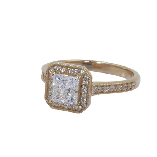 טבעת אירוסין מזהב צהוב בחיתוך נסיכה