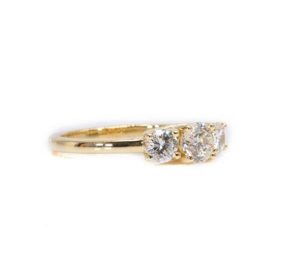 טבעת משובצת 3 יהלומים