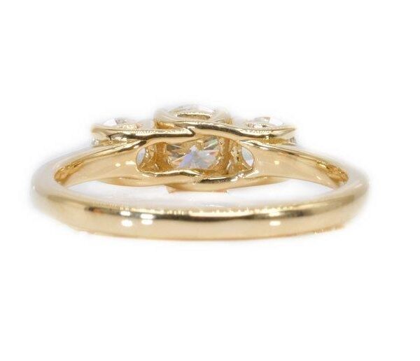 מבט מאחור של טבעת 3 יהלומים זהב צהוב