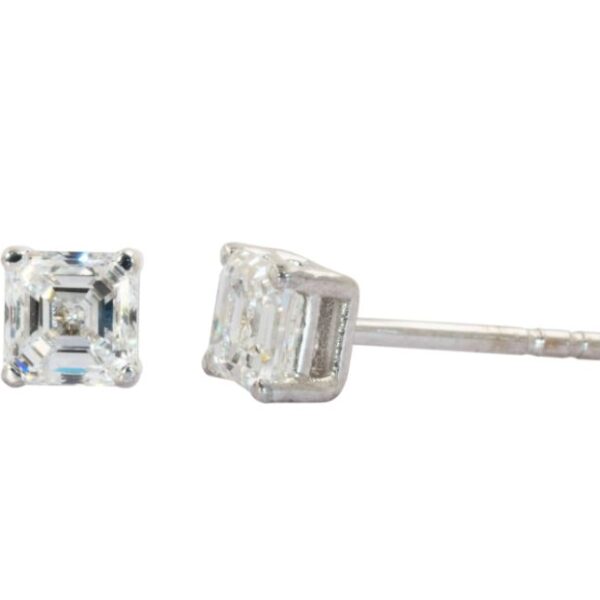 זוג עגילים יהלומים טבעיים בחיתוך אשר במשקל של 1 קראט כולל תעודת GIA