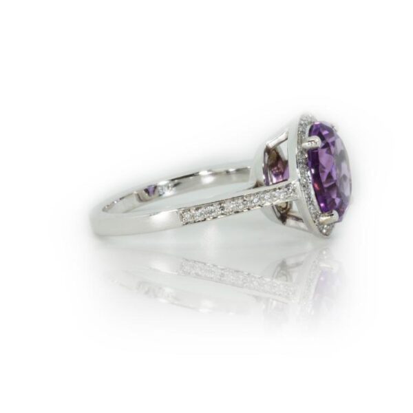 טבעת קלאסית בשיבוץ אמטיסט ויהלומים