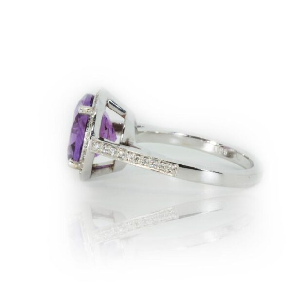 טבעת קלאסית בשיבוץ אמטיסט ויהלומים