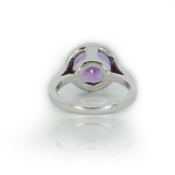 טבעת קלאסית בשיבוץ אמטיסט ויהלומים