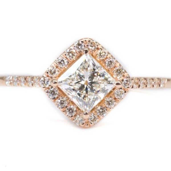 טבעת קלאסית מזהב בשיבוץ אבן מרובעת