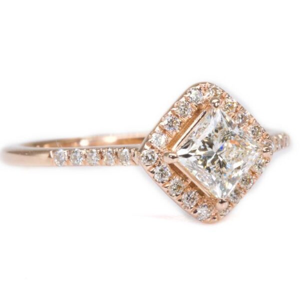 טבעת קלאסית מזהב בשיבוץ אבן מרובעת