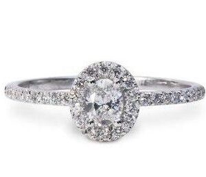 טבעת מזהב לבן משובצת יהלומים הילה אובלית