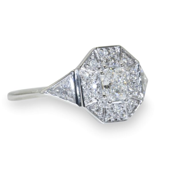 טבעת אירוסין רחבה בשיבוץ אבן מרכזית ואבני צד