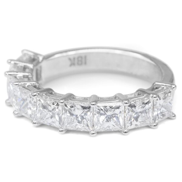 טבעת אירוסין מזהב לבן משובצת יהלומי פרינסס קאט