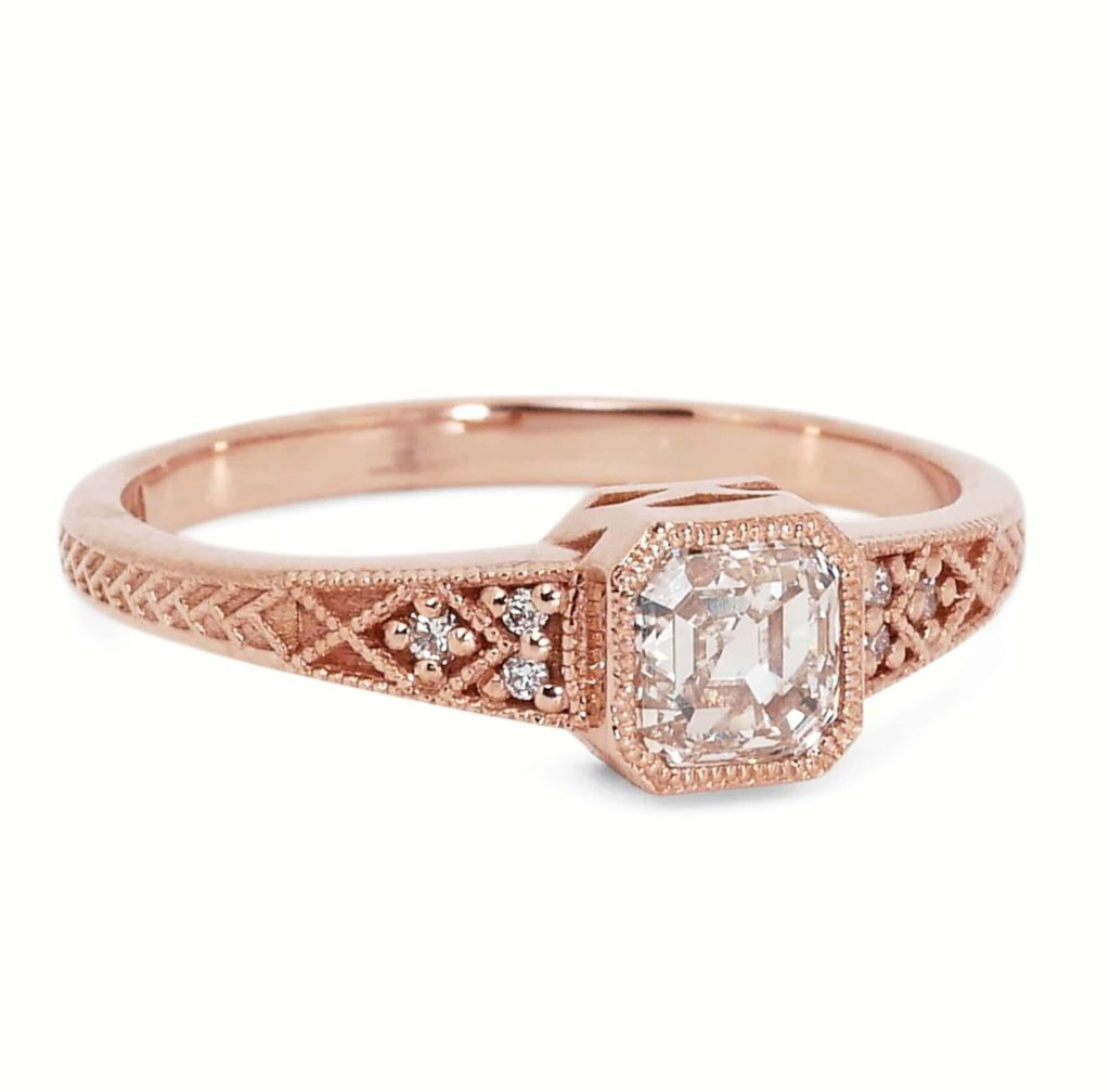 טבעת אירוסין עתיקה למראה בשיבוץ יהלום בליטוש מדרגה
