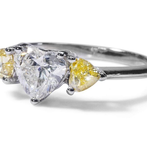 טבעת יהלום לב משובצת במשקל קראט עם תעודת GIA