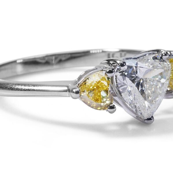 טבעת יהלום לב משובצת במשקל קראט עם תעודת GIA