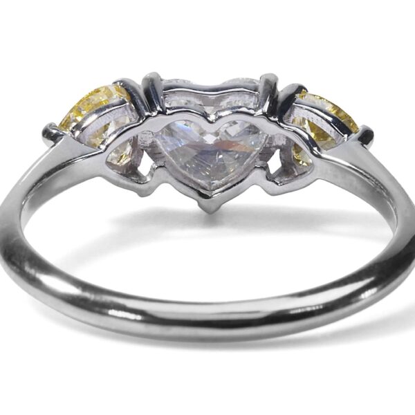 טבעת יהלום לב משובצת במשקל קראט עם תעודת GIA