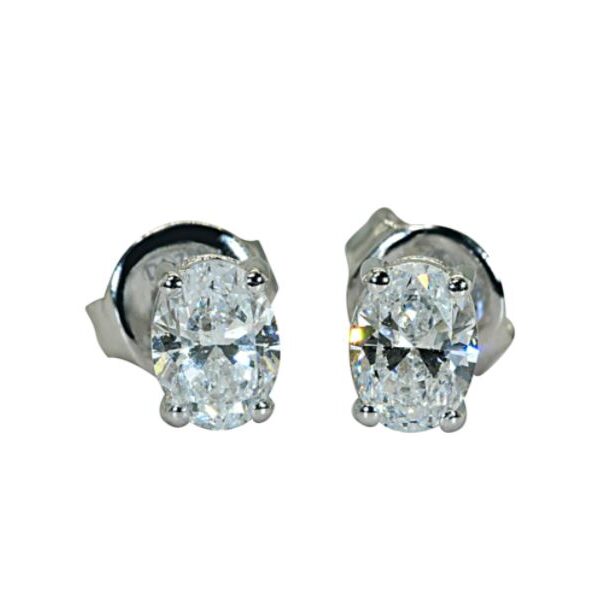 זוג עגילי יהלום בצורת אובל במשקל של 2 קראט