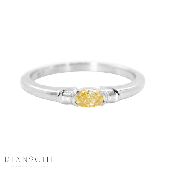 טבעת משובצת יהלום צהוב-כתום אובל בסגנון הילה