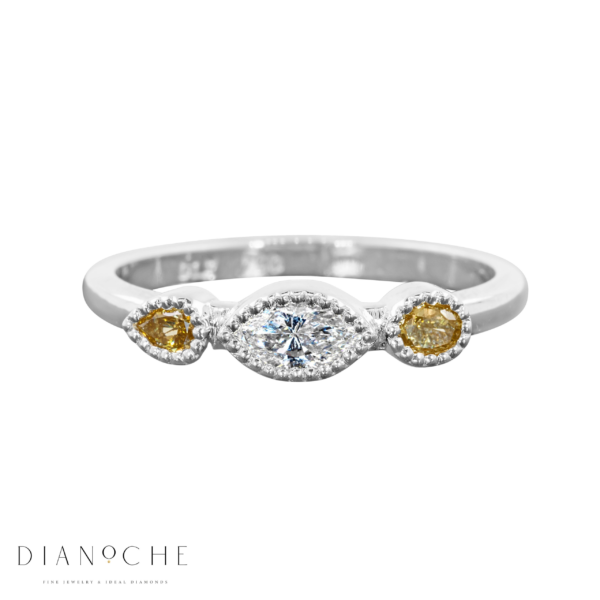 טבעת אירוסין משובצת יהלום מרקיזה