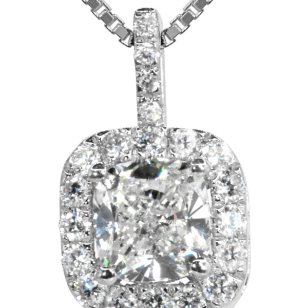 תליון יהלומים זהב לבן בעיצוב יוקרתי ! השילוב בין היהלום המרכזי להילת היהלומים הוא שילוב מנצח אשר מעניק מראה גדול ומנצנץ