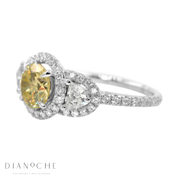 טבעת מזהב לבן שלושה יהלומים יהלום צהוב