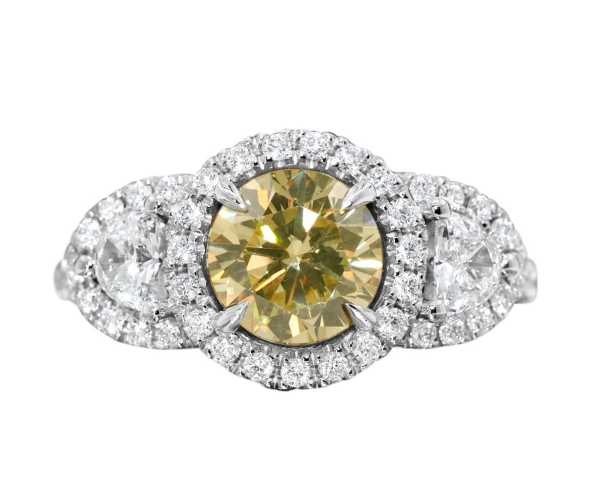 טבעת מזהב לבן שלושה יהלומים יהלום צהוב מרכזי ויהלומים לבנים חצאי ירח