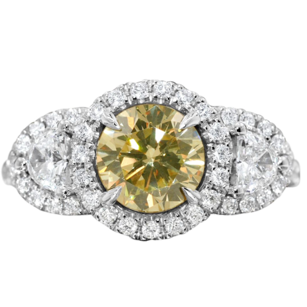 טבעת מזהב לבן שלושה יהלומים יהלום צהוב מרכזי ויהלומים לבנים חצאי ירח