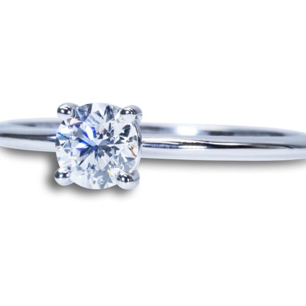 טבעת אירוסין מזהב לבן יהלום תלוי שיבוץ אבן אחת