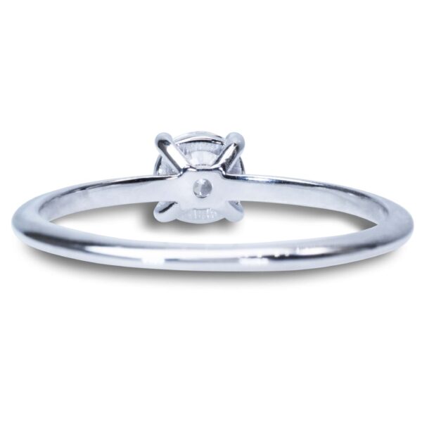 טבעת אירוסין מזהב לבן יהלום תלוי שיבוץ אבן אחת