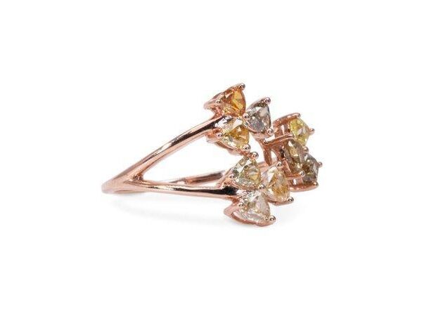 טבעת מעוצבת משובצת יהלומים צבעוניים